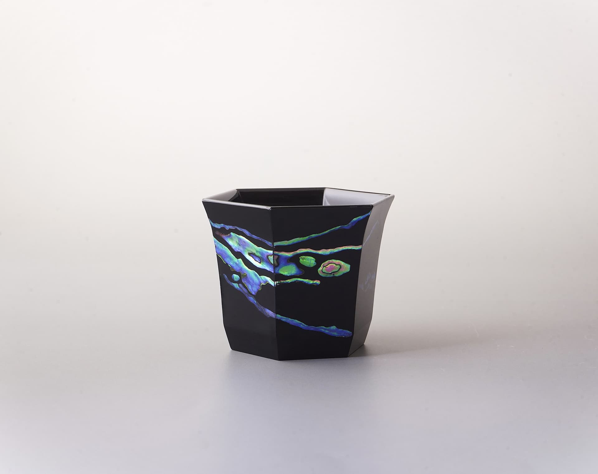 螺鈿流水紋六角酒器 2